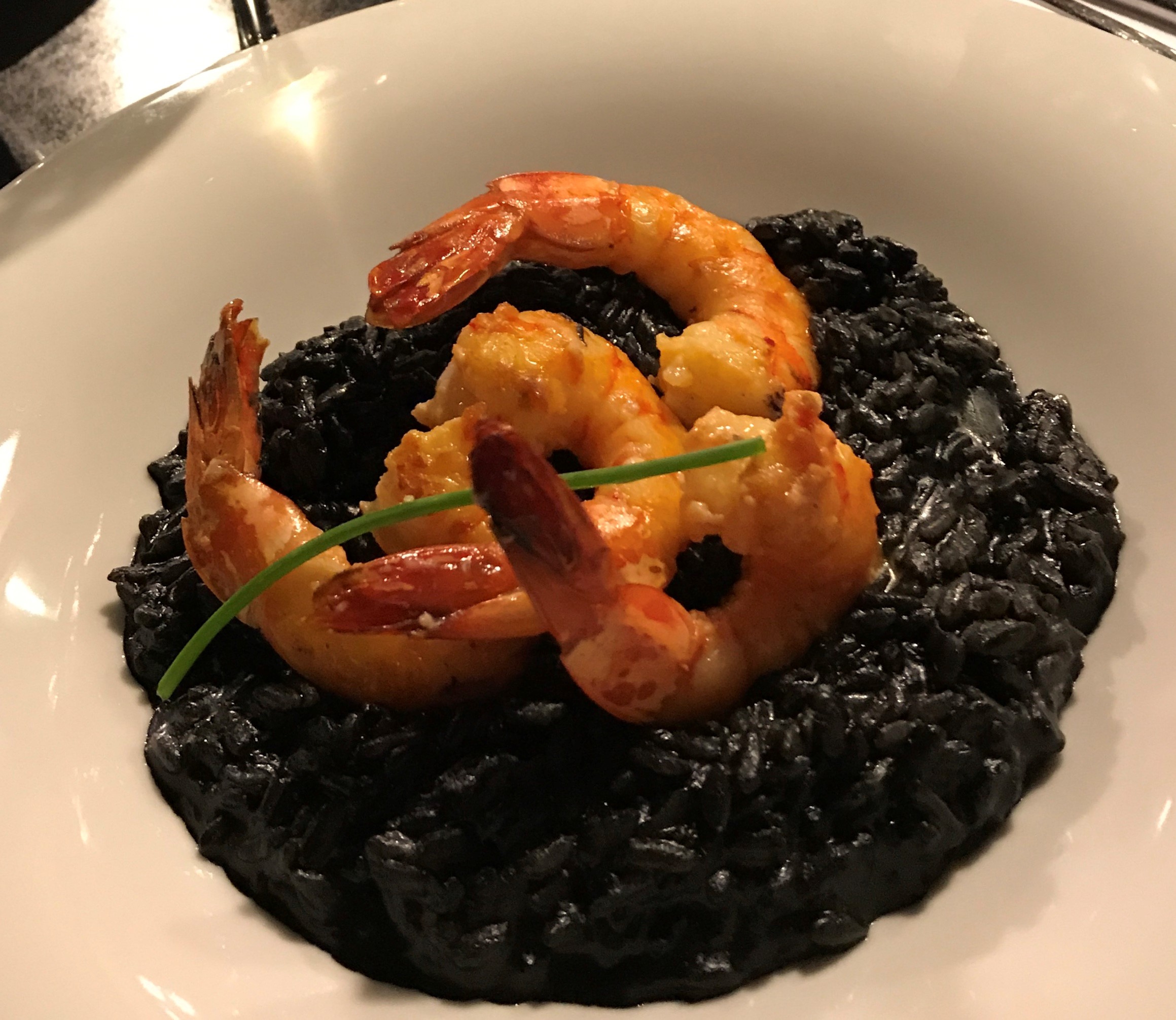 scampi's met black risotto